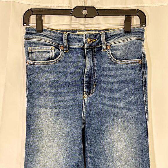 Free People We The Free Raw High-Rise Capri Jegging 27 | Blue Raw Hem Denim - Picture 5 of 6